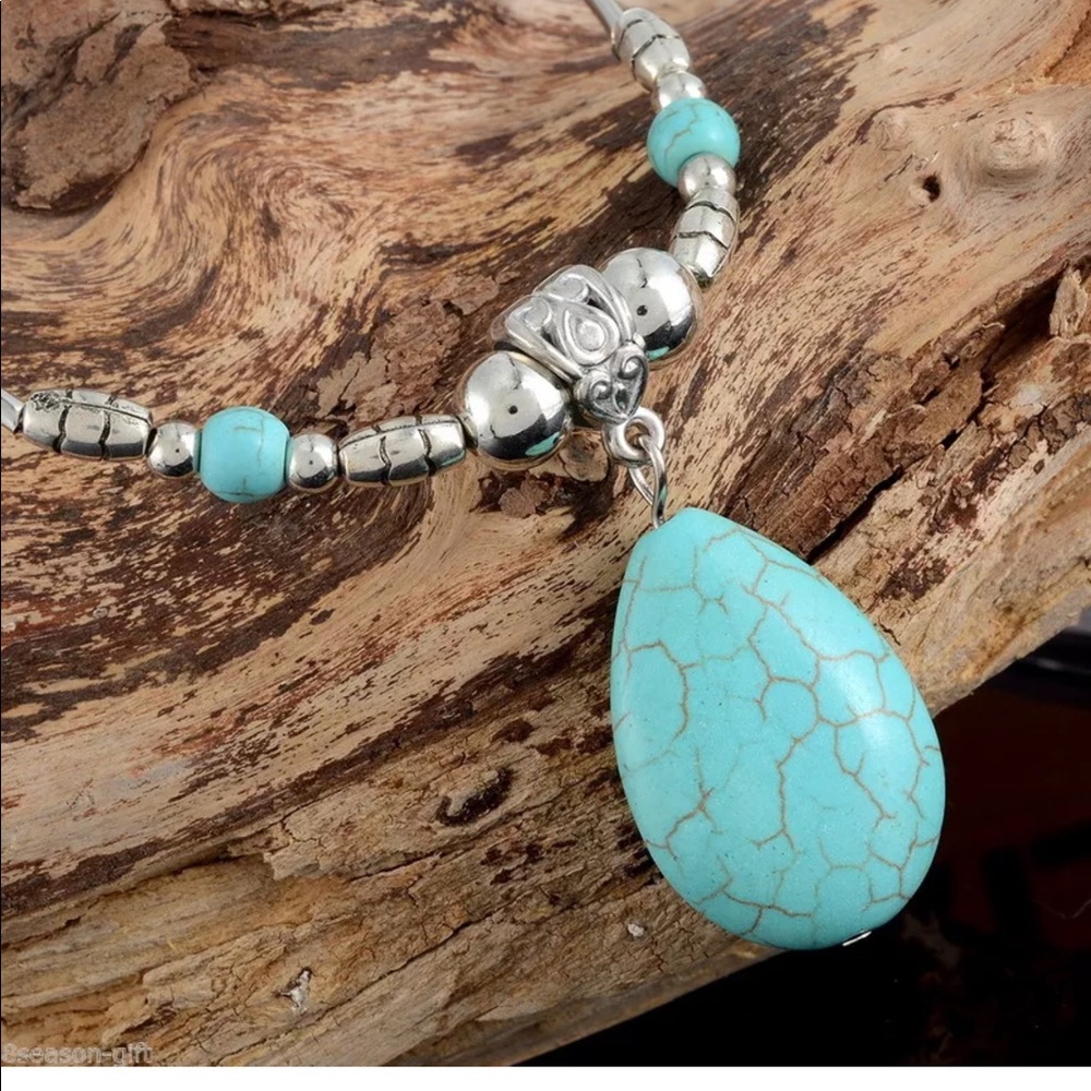 Bright silver tone oval Rimous turquoise necklace